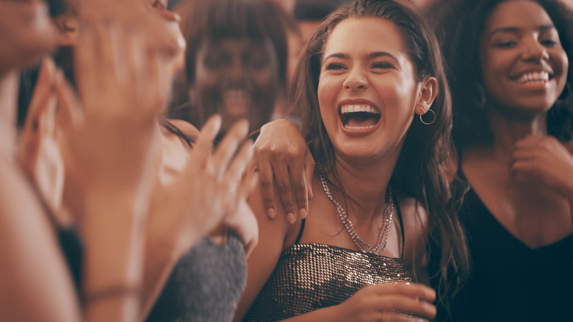 Chicas riéndose en una fiesta
